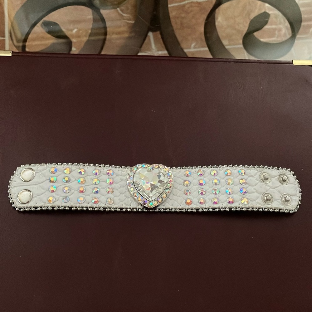 💎🤍Genuine Leather White Dyed Bracelet W/Large Crystal Heart Adjustable Snaps